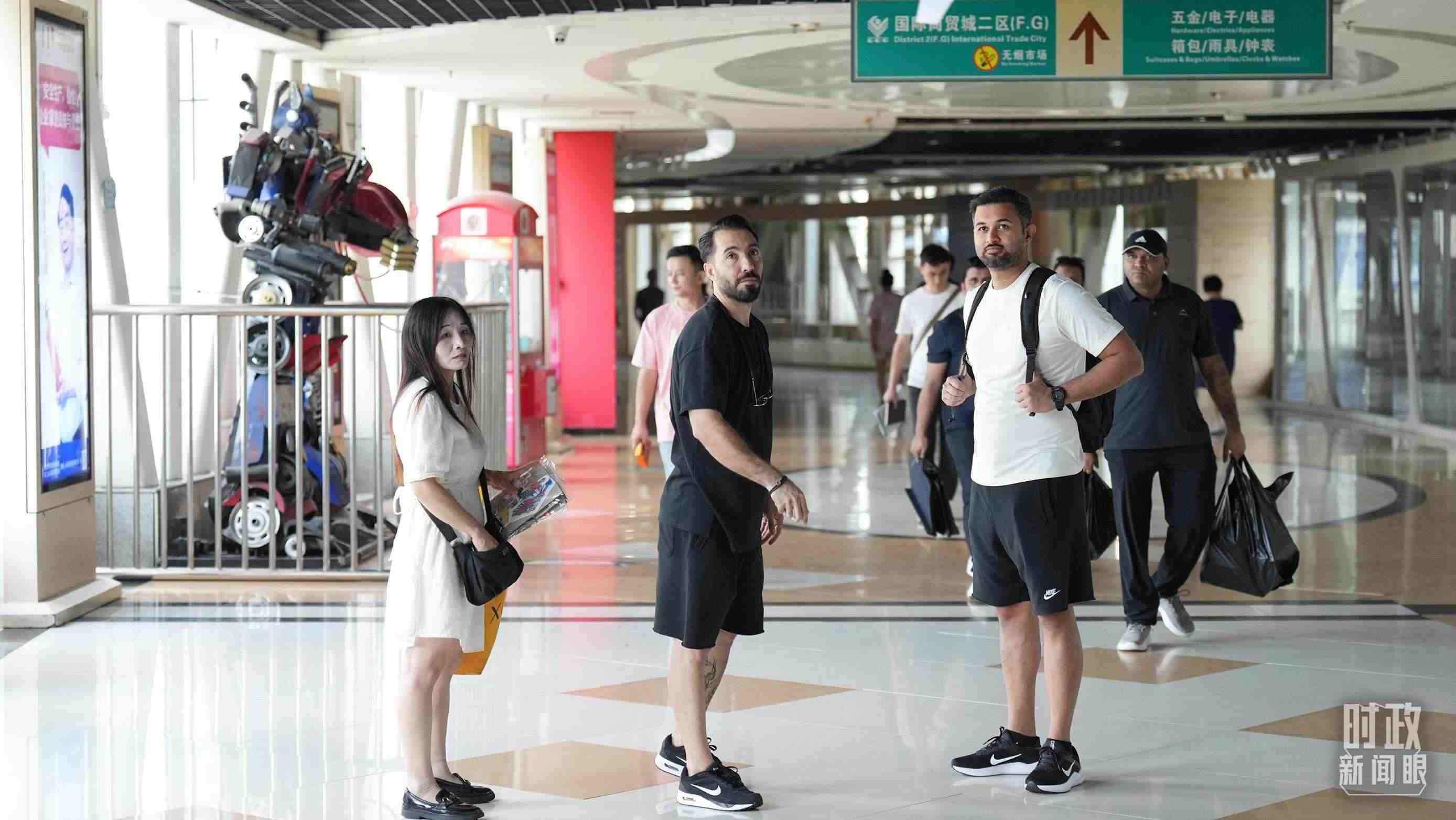 △義烏國(guó)際商貿(mào)城內(nèi)，來自世界各地的外商。（總臺(tái)國(guó)廣記者李晉拍攝）