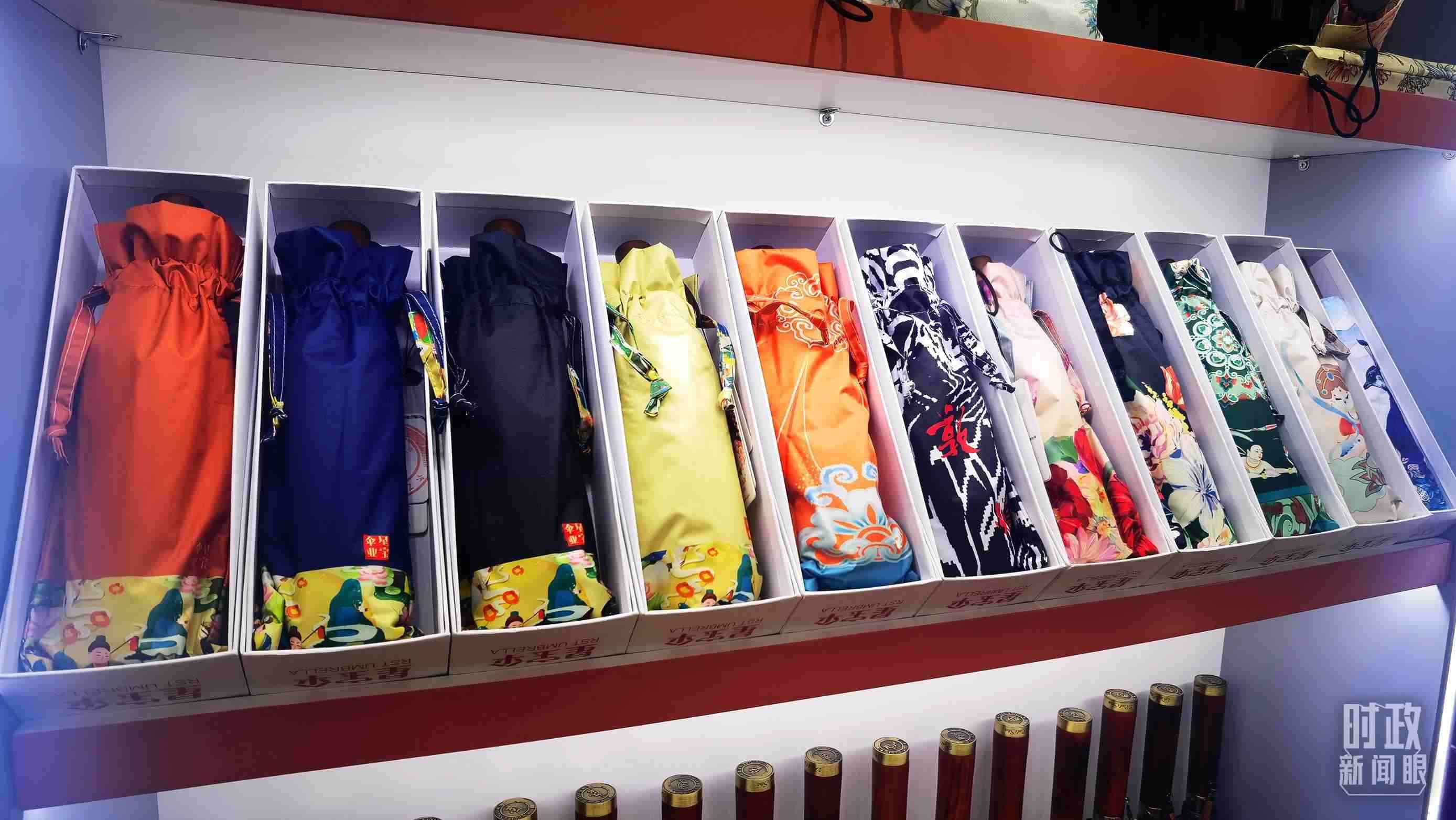 △商貿(mào)城內(nèi)的一家傘鋪，貨架上擺放著包裝精美的雨傘。（總臺(tái)央視記者范學(xué)禹拍攝）