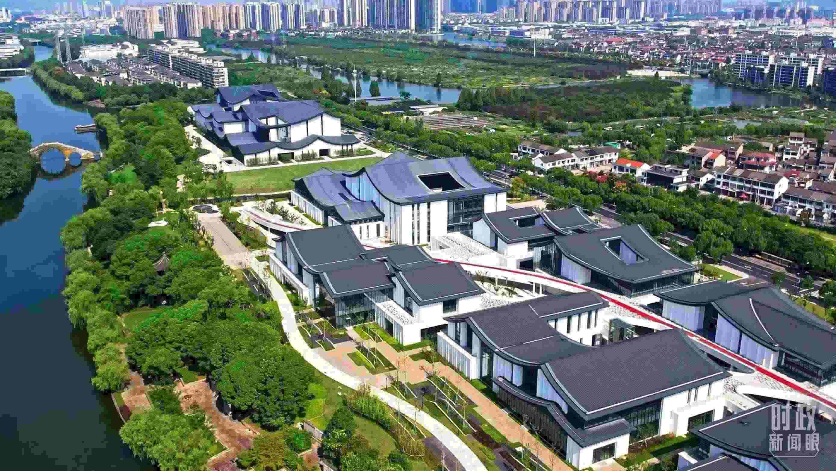 △臨河而建的浙東運(yùn)河文化園。（總臺(tái)央視記者范凱拍攝）
