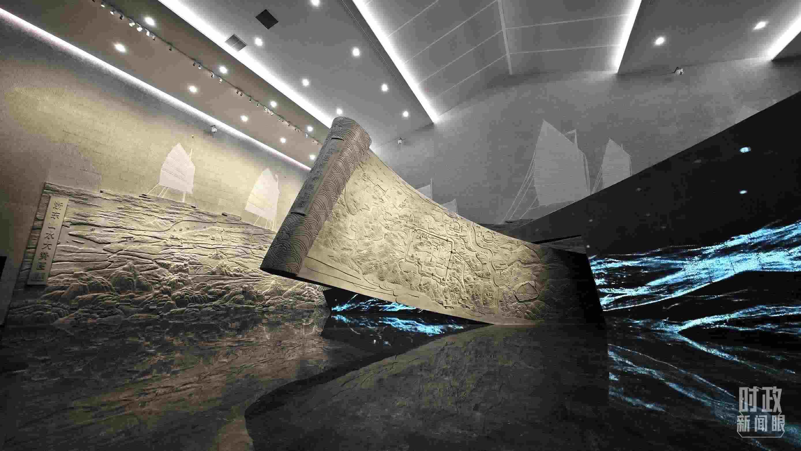 △博物館內(nèi)的《浙東運(yùn)河水利形勝圖》《浙東山水大勢(shì)圖》浮雕。（總臺(tái)央視記者彭漢明拍攝）