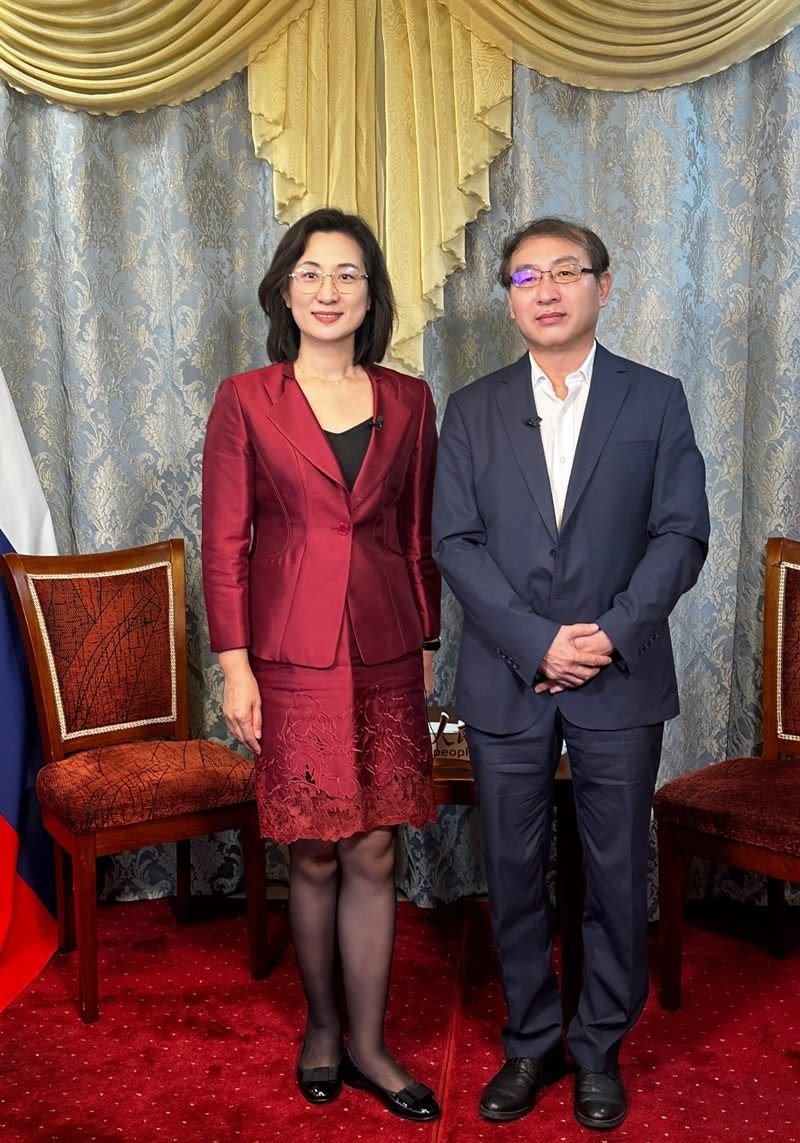 人民網(wǎng)黨委委員、副總編輯孫海峰（左一）專訪崔少純總領(lǐng)事。人民網(wǎng)記者 馬天翼攝