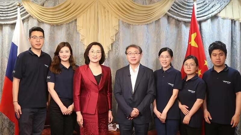 中國駐葉卡捷琳堡總領(lǐng)事崔少純與人民網(wǎng)采訪組合影。