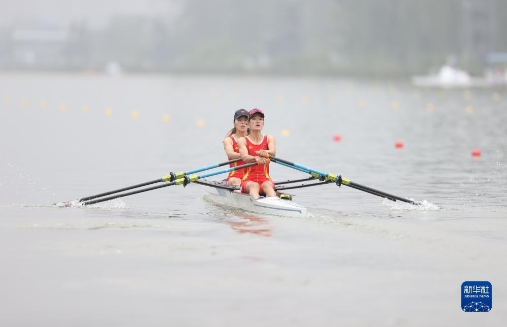 9月24日，鄒佳琪（左）/邱秀萍在決賽中。新華社記者 賈浩成 攝