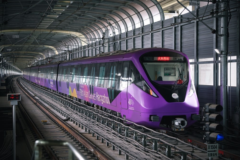 從杭州火車西站出發(fā)，地鐵19號線貫穿杭州火車東站、杭州蕭山機(jī)場，“亞運(yùn)號”地鐵專列運(yùn)行在這條線路上。