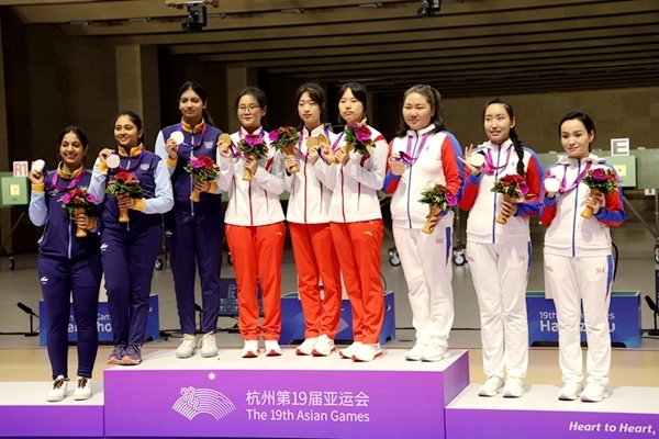 9月24日，杭州亞運會射擊女子10米氣步槍團體賽頒獎儀式。人民網(wǎng)記者 胡雪蓉攝