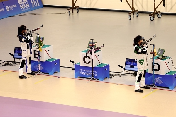 黃雨婷(左)、韓佳予在女子10米氣步槍個人賽比賽中。人民網(wǎng)記者 胡雪蓉攝