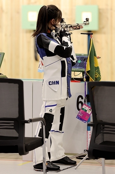 9月24日，黃雨婷在女子10米氣步槍團體賽比賽中。人民網(wǎng)記者 胡雪蓉攝