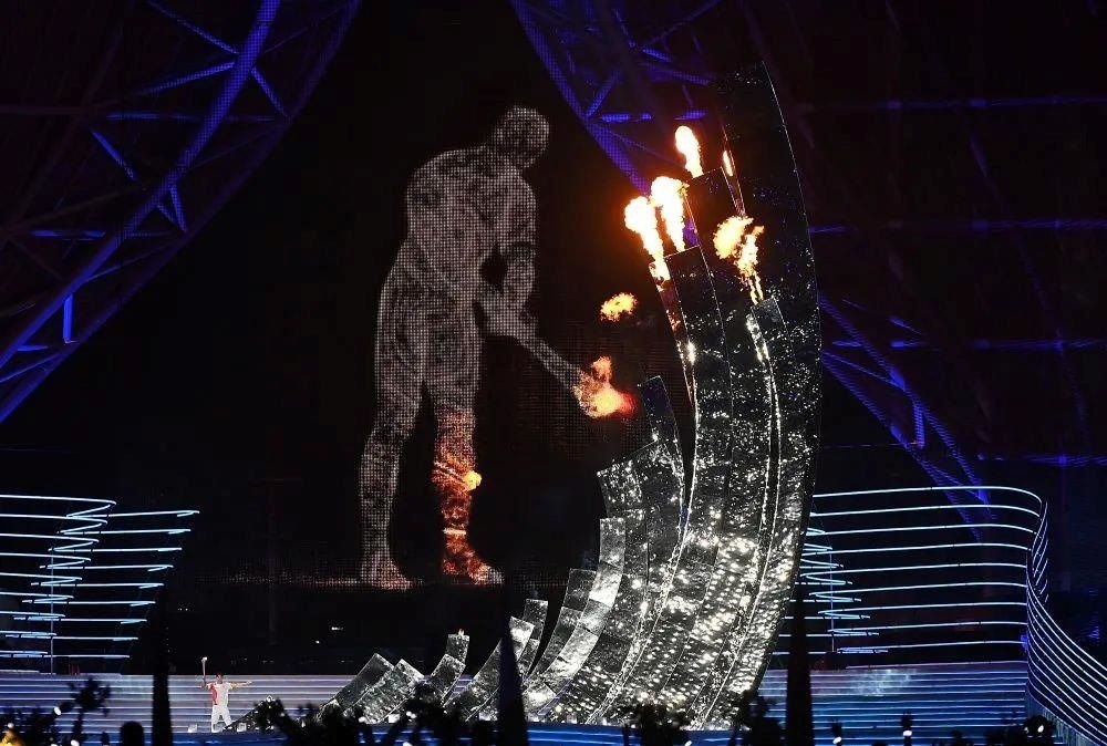 △“數(shù)字火炬手”點燃象征亞洲大團結(jié)的亞運之火。