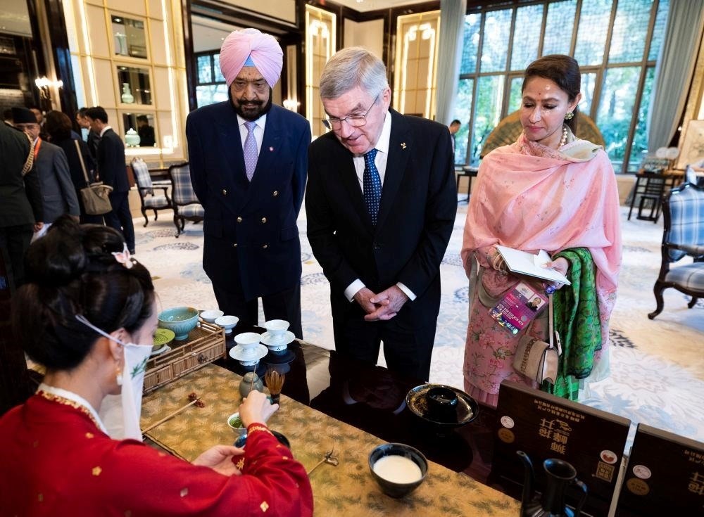 △歡迎宴會前，亞奧理事會代理主席辛格和夫人維尼塔、國際奧委會主席巴赫欣賞非遺展示。