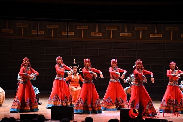 內(nèi)蒙古藝術劇院表演的《草原頌》劇照。人民網(wǎng)記者 殷淼攝