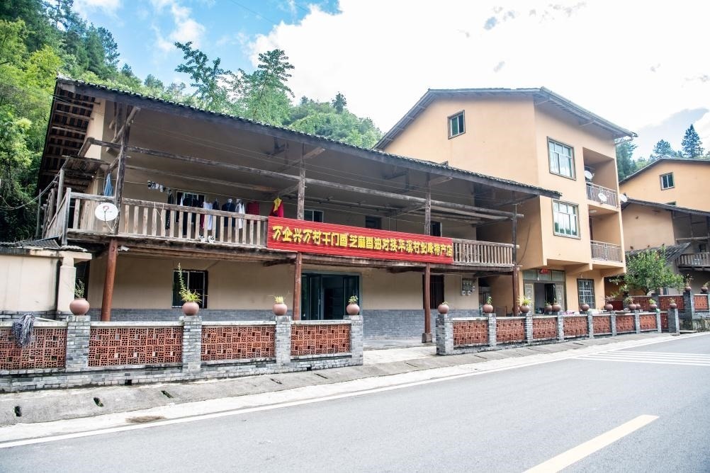 這是8月28日拍攝的危房改造后的村民張劍峰家。新華社記者 唐奕 攝