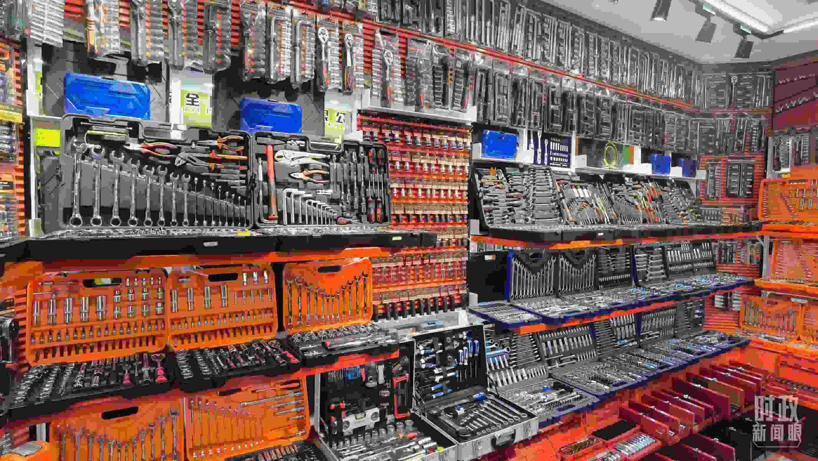△義烏國(guó)際商貿(mào)城內(nèi)的一家五金店，貨品豐富。（總臺(tái)央視記者石丞拍攝）