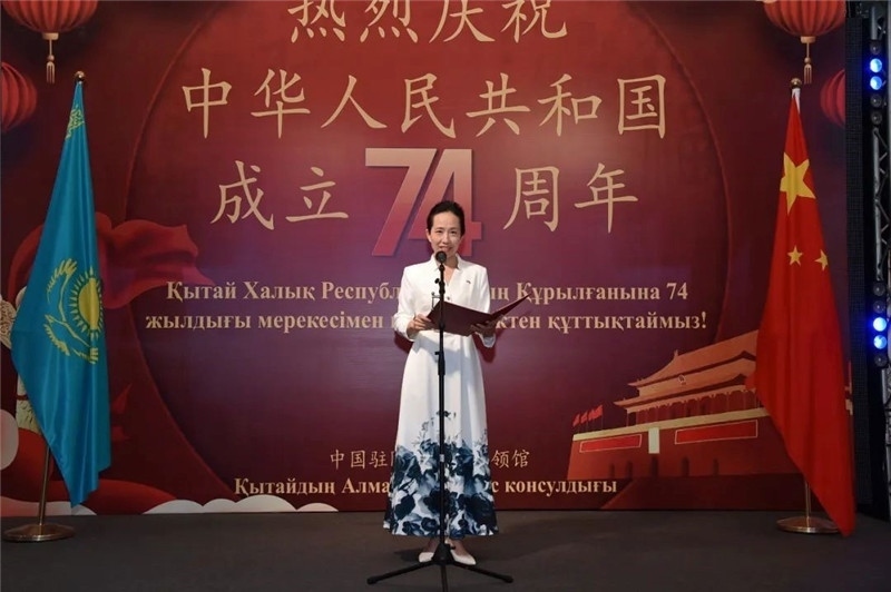 圖為蔣薇總領(lǐng)事致辭。駐阿拉木圖總領(lǐng)館供圖