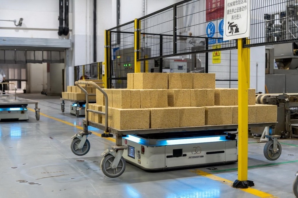 在701制曲車間，運(yùn)輸機(jī)器人等智能化設(shè)備已實(shí)現(xiàn)規(guī)?；瘧?yīng)用。王哲攝