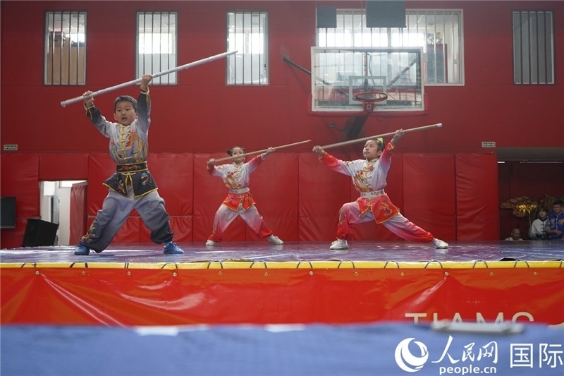 圖為開(kāi)幕式現(xiàn)場(chǎng)兒童武術(shù)表演。人民網(wǎng)記者 許放攝