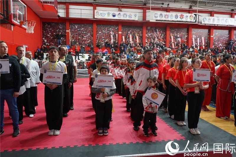 圖為開(kāi)幕式現(xiàn)場(chǎng)運(yùn)動(dòng)員入場(chǎng)儀式。人民網(wǎng)記者 許放攝