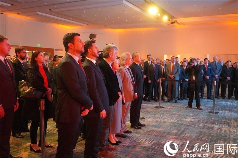 圖為招待會(huì)現(xiàn)場(chǎng)演奏兩國(guó)國(guó)歌。人民網(wǎng)記者 許放攝