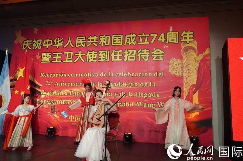 圖為招待會(huì)現(xiàn)場(chǎng)中國(guó)傳統(tǒng)樂(lè)器演奏和舞蹈展示。人民網(wǎng)記者 許放攝