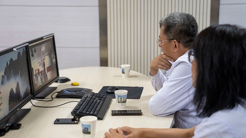 新疆醫(yī)科大學第一附屬醫(yī)院專家團隊與哈薩克斯坦國立科學研究中心的專家對患者進行跨國遠程會診。人民網(wǎng)記者 許崢攝