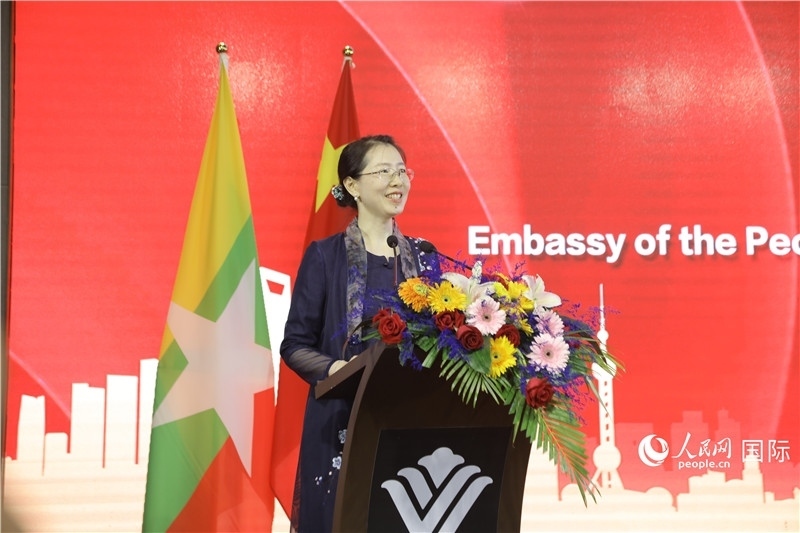 圖為使館臨時代辦曹靜致辭。人民網記者 謝佳君攝