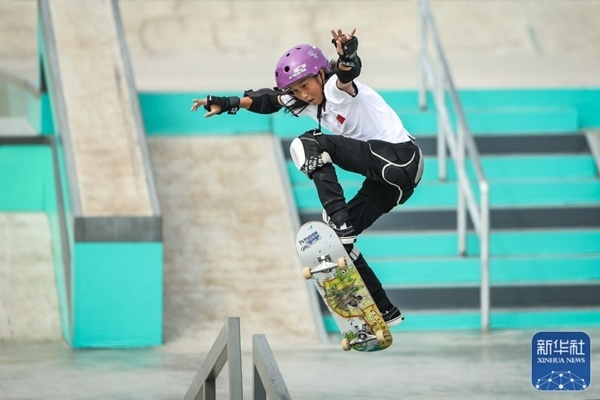9月27日，中國(guó)選手崔宸曦在比賽中。當(dāng)日，在錢(qián)塘輪滑中心舉行的杭州亞運(yùn)會(huì)女子街式?jīng)Q賽中，中國(guó)選手崔宸曦以242.62分的成績(jī)奪得冠軍，曾文蕙獲得亞軍，日本選手伊藤美優(yōu)獲得季軍。新華社記者 潘昱龍攝