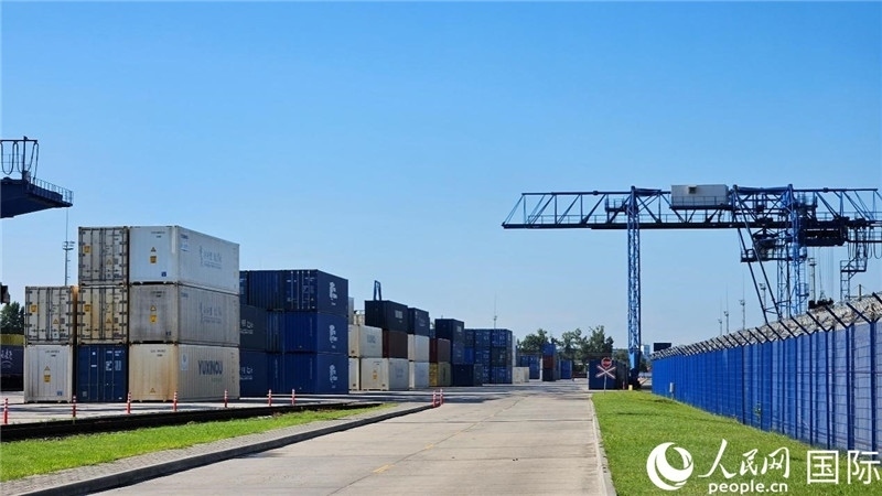 布列斯特北站，堆滿了來(lái)自中國(guó)的貨物。人民網(wǎng)記者 王震攝