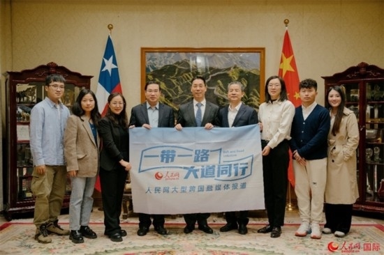 牛清報(bào)大使（中）與人民網(wǎng)、人民日?qǐng)?bào)社記者合影。 人民網(wǎng)記者 張若涵攝