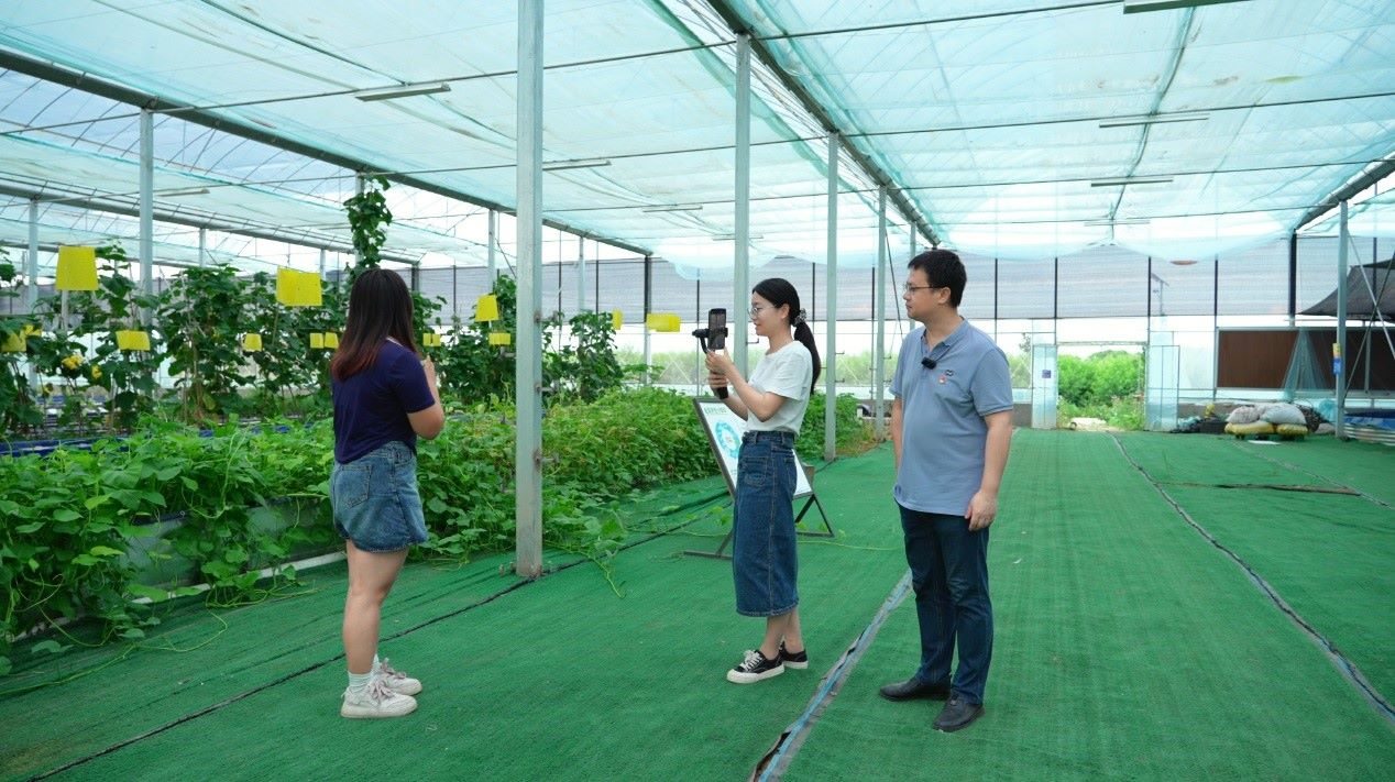 學(xué)生們正在現(xiàn)場(chǎng)直播。受訪單位供圖