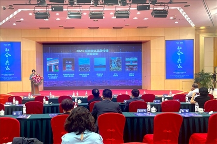 現(xiàn)場發(fā)布《2023旅游景區(qū)品牌傳播優(yōu)秀案例》。人民網(wǎng)記者 劉微攝