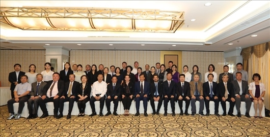 參會嘉賓合影留念。主辦方供圖