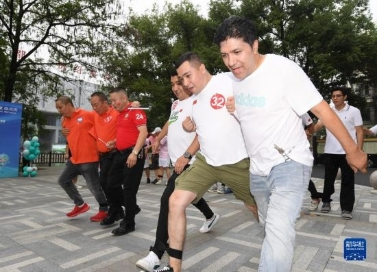 9月28日，在柯橋柯亭社區(qū)，各民族居民參加趣味運(yùn)動(dòng)會(huì)。