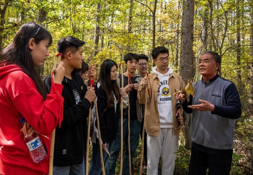 魏本勝為清華大學(xué)同學(xué)介紹長白山人參文化。嚴磊攝