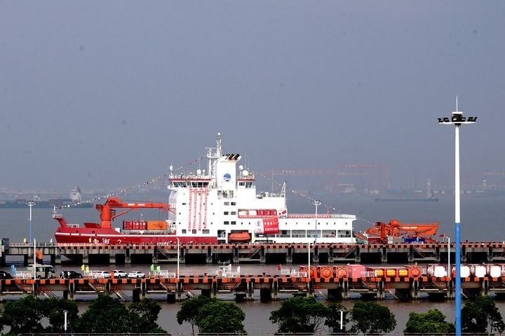 9月27日，“雪龍2”號(hào)極地科考破冰船停泊在中國極地考察國內(nèi)基地碼頭。當(dāng)日，由自然資源部組織的中國第13次北冰洋科學(xué)考察隊(duì)乘“雪龍2”號(hào)極地科考破冰船返回上海，標(biāo)志著中國第13次北冰洋科學(xué)考察任務(wù)圓滿完成。新華社記者 張建松 攝