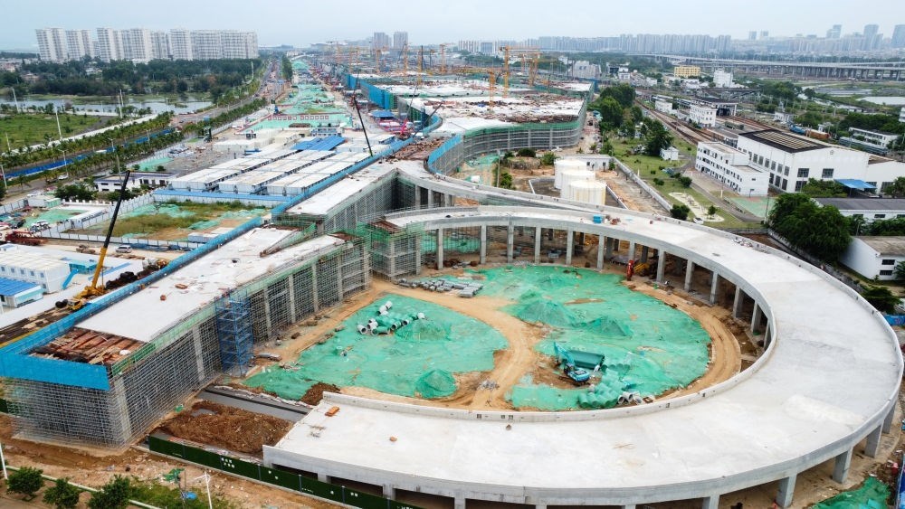 9月9日拍攝的?？谛潞８酆湍细邸岸€口岸”（貨運(yùn)）集中查驗(yàn)場所建設(shè)項(xiàng)目（無人機(jī)照片）。該項(xiàng)目是海南自貿(mào)港封關(guān)運(yùn)作重點(diǎn)項(xiàng)目。新華社記者 楊冠宇 攝