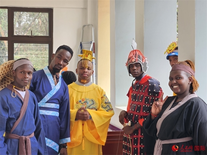28日，肯尼亞內(nèi)羅畢大學孔子學院舉行“詩劇頌中秋，中肯共月明”中秋慶典，情景劇《嫦娥奔月》部分演員合影。人民網(wǎng)記者 黃煒鑫攝