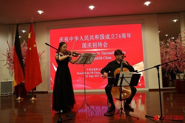 青年音樂家為來賓們現(xiàn)場(chǎng)演奏《我和我的祖國》。人民網(wǎng)記者 劉仲華攝