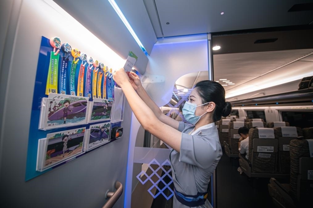 2023年9月16日，復(fù)興號(hào)亞運(yùn)智能動(dòng)車組列車正式載客運(yùn)營(yíng)。新華社記者 江漢 攝