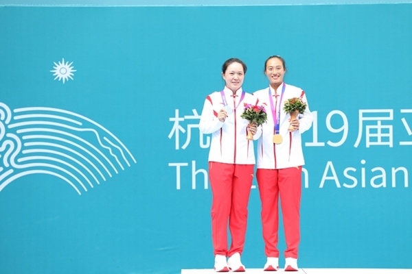 9月29日，鄭欽文(右)和朱琳在頒獎(jiǎng)儀式上合影。當(dāng)日，在杭州亞運(yùn)會(huì)網(wǎng)球女子單打決賽中，中國(guó)代表團(tuán)選手鄭欽文2:0戰(zhàn)勝隊(duì)友朱琳奪得冠軍。人民網(wǎng)記者 李乃妍攝