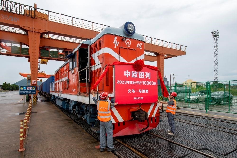 △2023年7月29日，滿載110個標(biāo)箱出口貨物的X8020次中歐班列從浙江義烏西站準(zhǔn)備啟程。