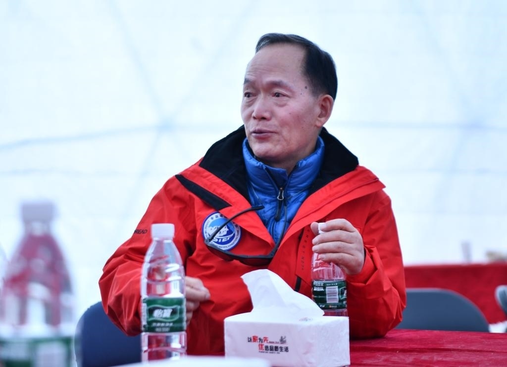 中國(guó)科學(xué)院院士、第二次青藏科考隊(duì)隊(duì)長(zhǎng)姚檀棟在卓奧友峰登山大本營(yíng)（9月29日攝）。新華社記者晉美多吉 攝