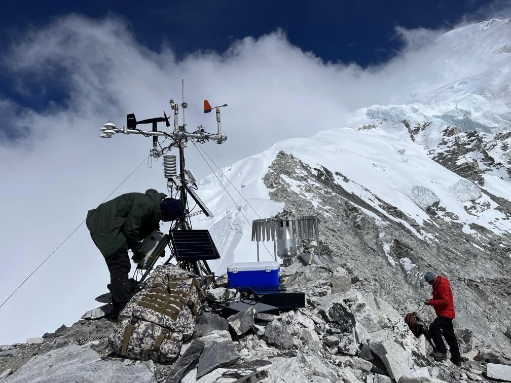 科考隊(duì)員在海拔6450米架設(shè)自動(dòng)氣象站（9月25日攝）。（圖片由第二次青藏科考隊(duì)科考隊(duì)員提供）