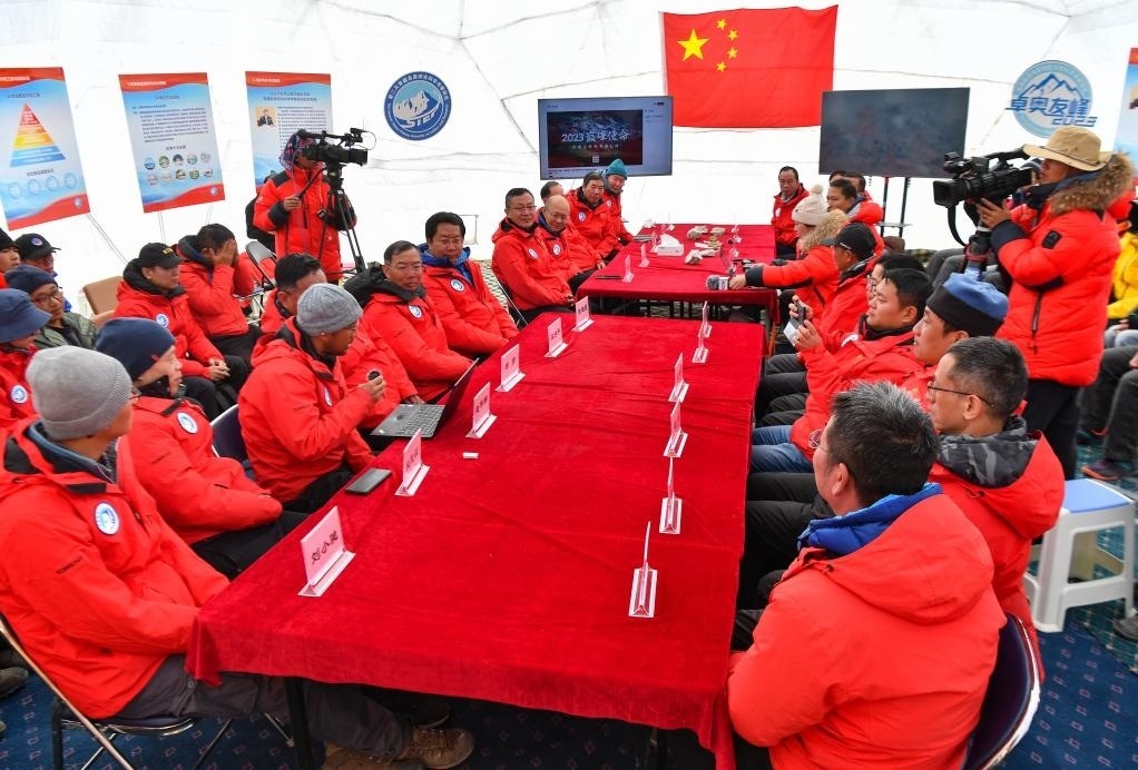 海拔4950米的卓奧友峰科考大本營(yíng)，科考隊(duì)員趙華標(biāo)（手拿麥克風(fēng)看電腦者）在宣讀剛剛接收到的頂峰氣象觀測(cè)數(shù)據(jù)，這標(biāo)志著峰頂自動(dòng)氣象站架設(shè)成功，成功傳回觀測(cè)數(shù)據(jù)（10月1日攝）。新華社記者晉美多吉 攝