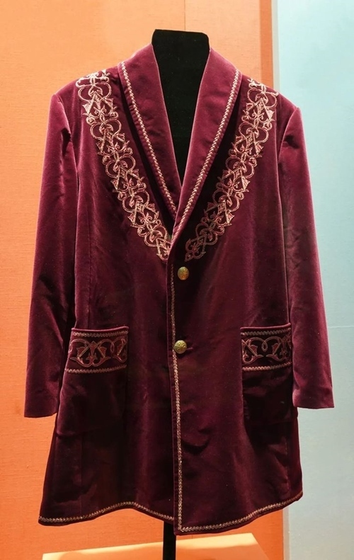 2013年9月，時(shí)任哈薩克斯坦總統(tǒng)納扎爾巴耶夫贈送習(xí)近平主席的哈薩克斯坦民族服裝。