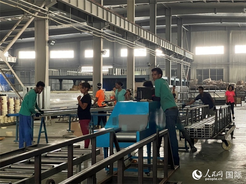 東方工業(yè)園華嘉鋁業(yè)生產(chǎn)車(chē)間。人民網(wǎng)記者 趙艷紅攝