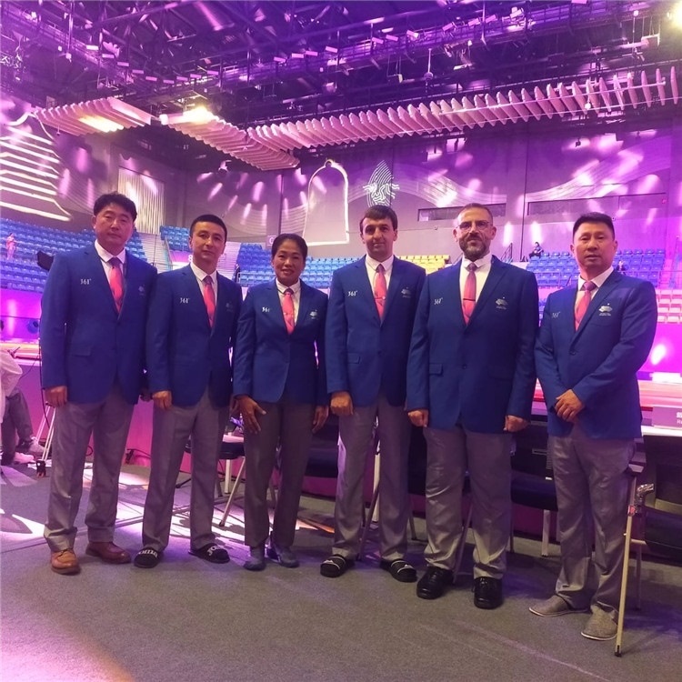 詹多斯·基亞諾夫與各國裁判員合影（左二）。 受訪者供圖