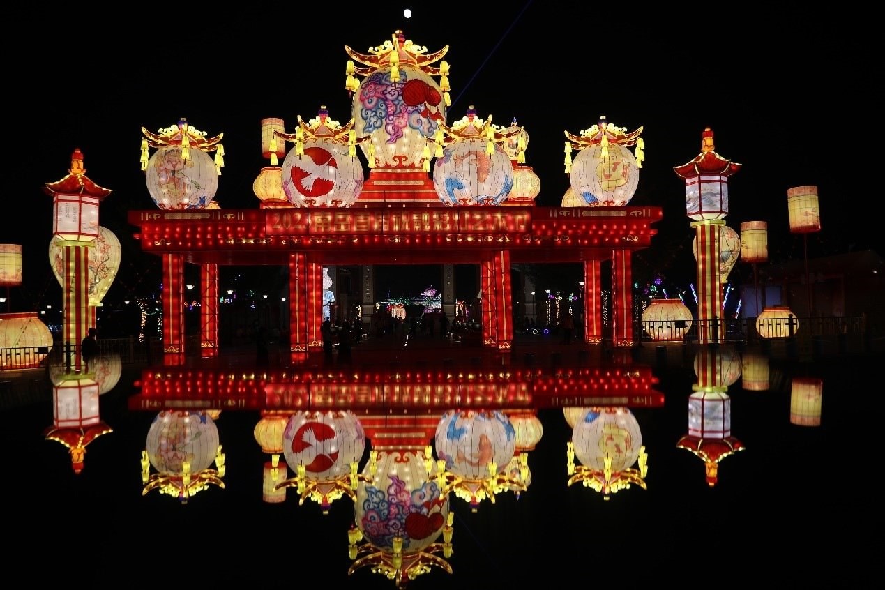 中秋國(guó)慶期間，南岳祝融文旅小鎮(zhèn)舉辦祝融花燈節(jié)。曹正平攝