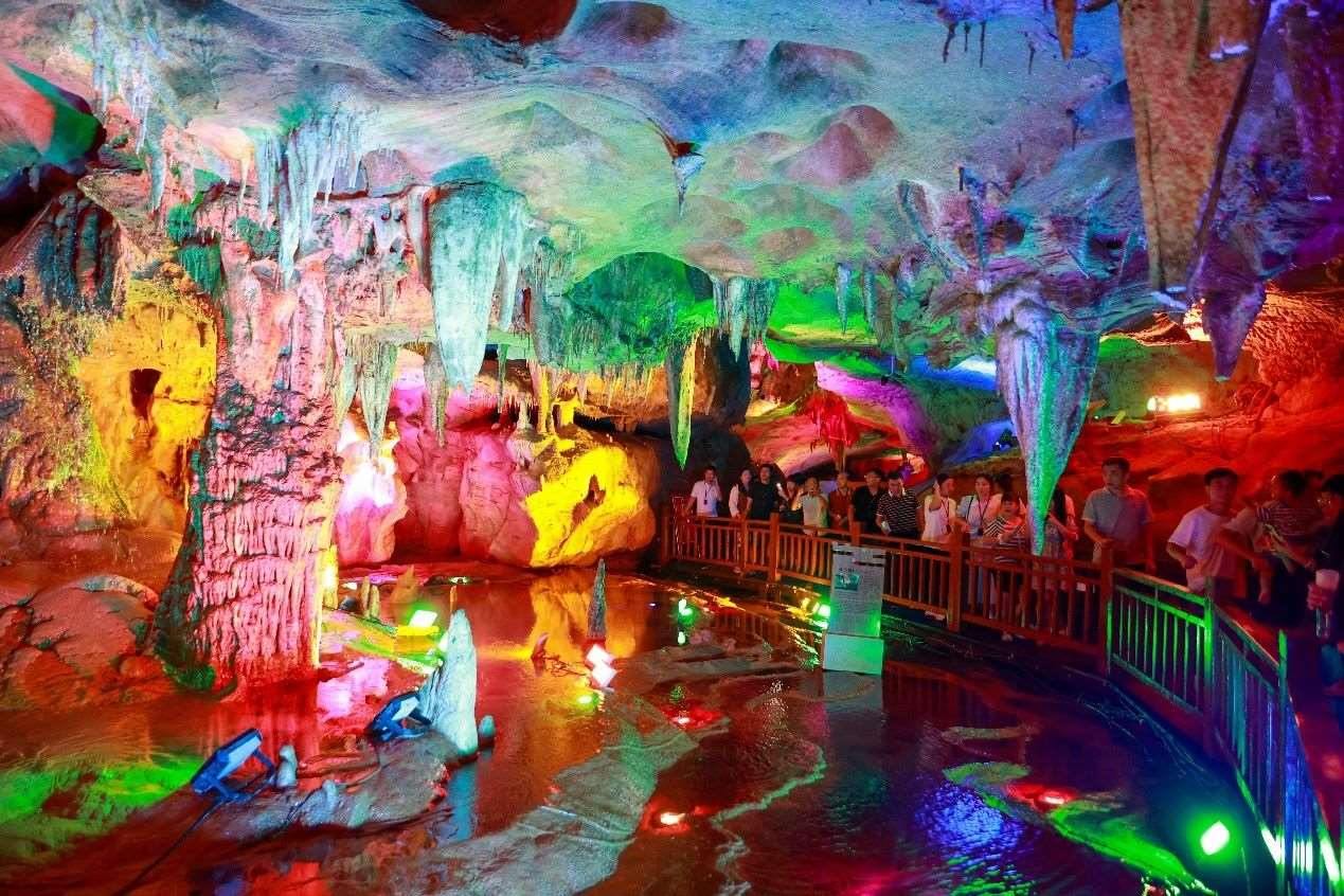 國(guó)慶假期期間，江西萬(wàn)年神農(nóng)宮景區(qū)游人如織。受訪者供圖