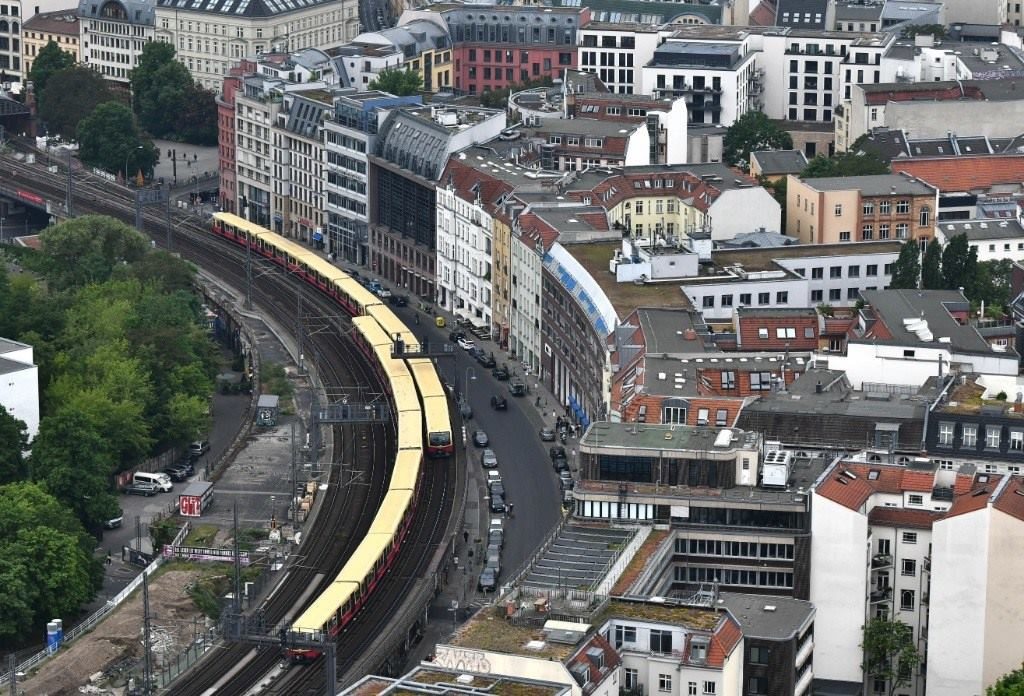 5月23日，列車在德國柏林市區(qū)行駛。新華社記者任鵬飛攝
