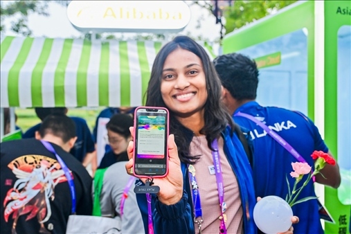 亞運村運動員正在展示個人的低碳賬戶。 受訪者供圖