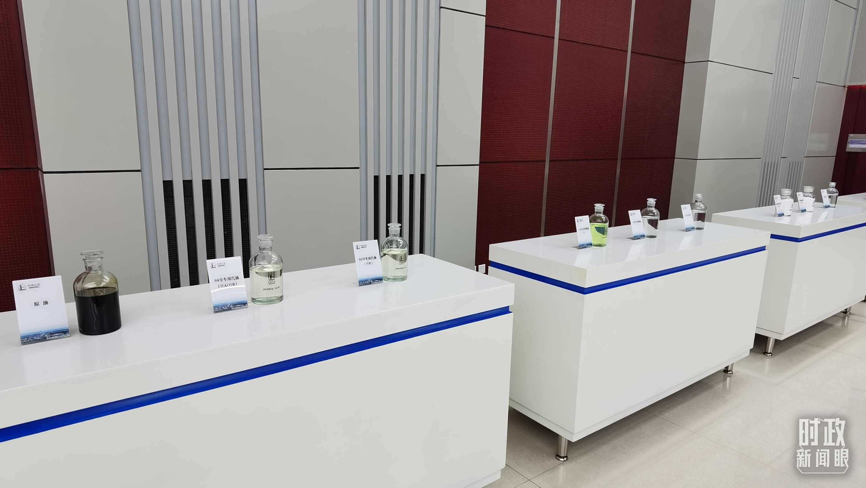 △中國石化九江分公司生產(chǎn)的產(chǎn)品展示。（總臺央視記者郭鴻拍攝）